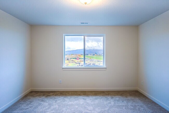Building Photo - 4 Bedroom, 2.5 Bath New home