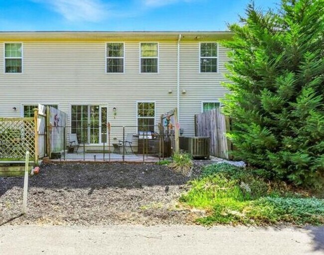 Building Photo - 1/2 First Months Rent!! Bright 2 Bed, 1.5 Bath Townhome in New Cumberland!