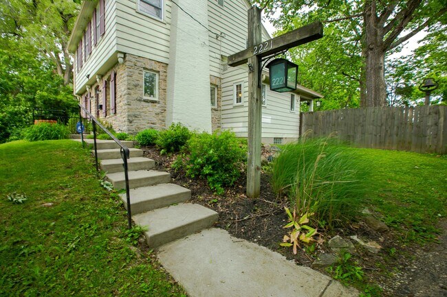Building Photo - OPEN HOUSE 9/13 11AM-1PM  Beautiful 3-Bedr...