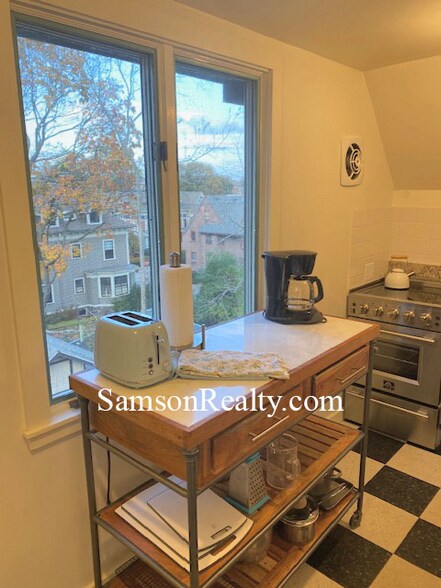 Building Photo - 38 Keene St