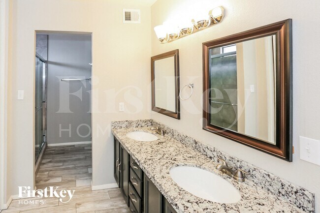 Building Photo - 5240 W Desert Cove Ave