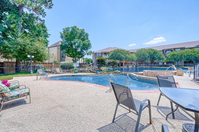 Building Photo - 2803 Kings Crossing Dr