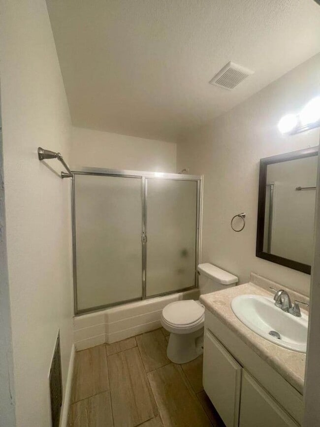 Building Photo - 16046 Wyandotte St