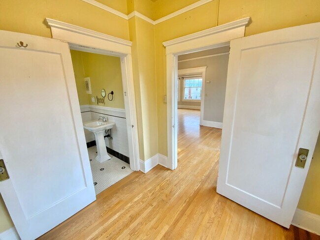 Building Photo - Unique Vintage 1 Bedroom 1 Bath Apartment ...