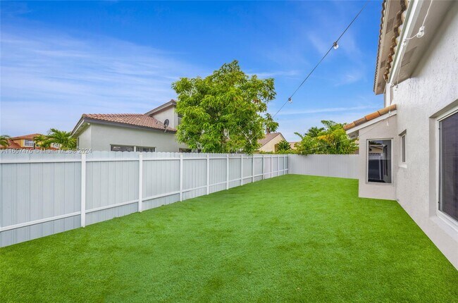 Building Photo - 1396 SW 180th Ave