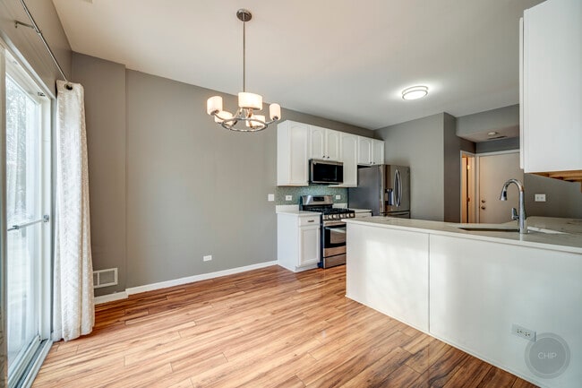 Building Photo - 4055 Blackstone Dr