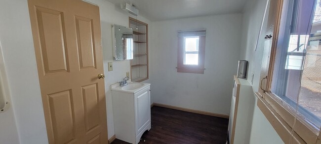 Building Photo - 2 bedroom 1 bath home