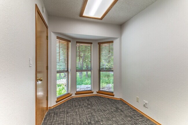 Building Photo - 119 Deer Creek Dr