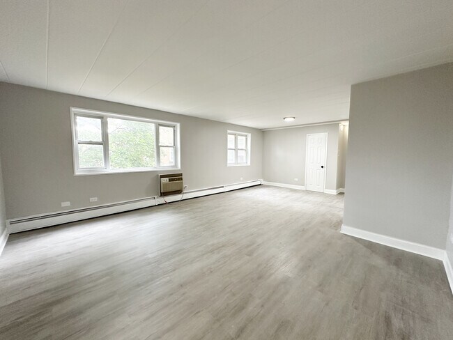 Building Photo - 2035 W Granville Ave