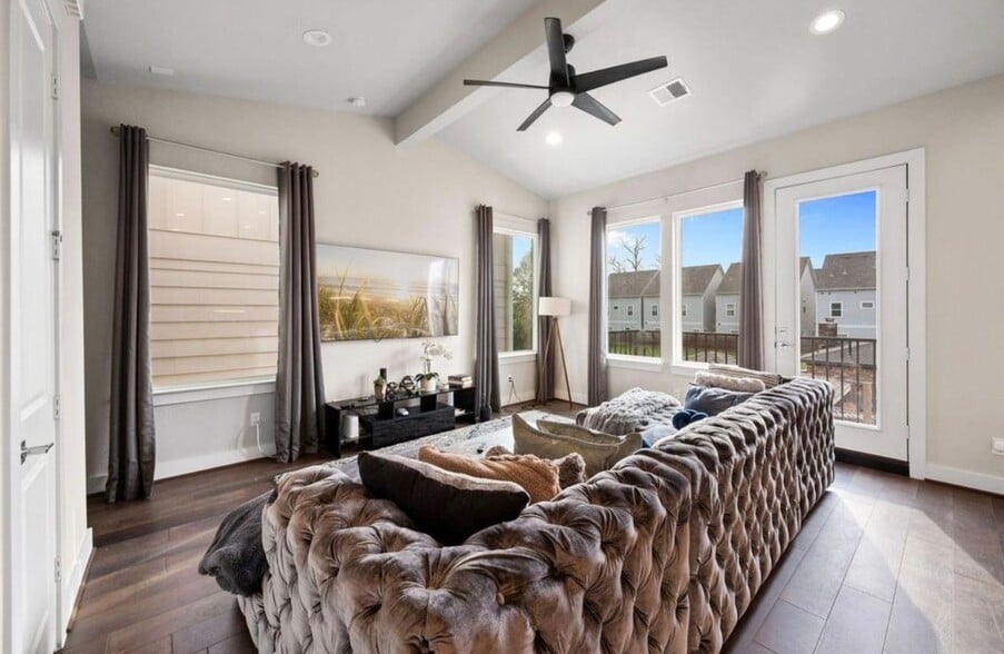 Building Photo - 823 Mansfield St