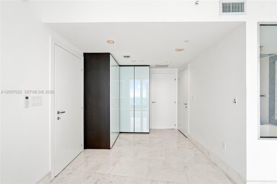 Building Photo - 200 Biscayne Boulevard Way