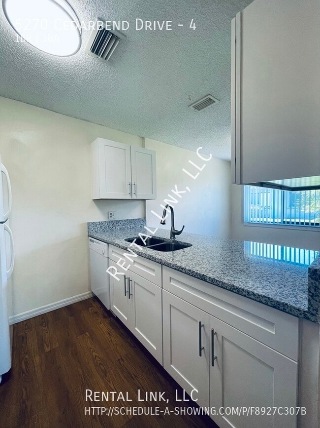 Building Photo - 5270 Cedarbend Dr