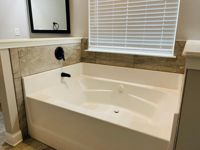 Building Photo - WOW! 5 bed, 4 full baths, brick exterior, ...