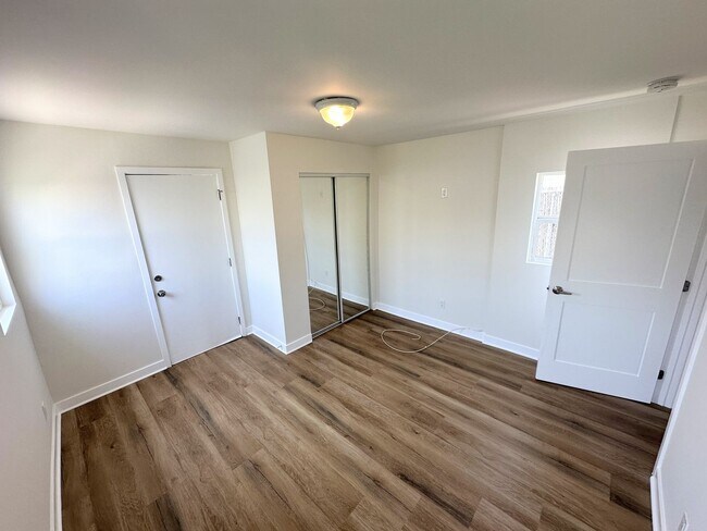 Building Photo - Highly updated and private Cottage. No sha...