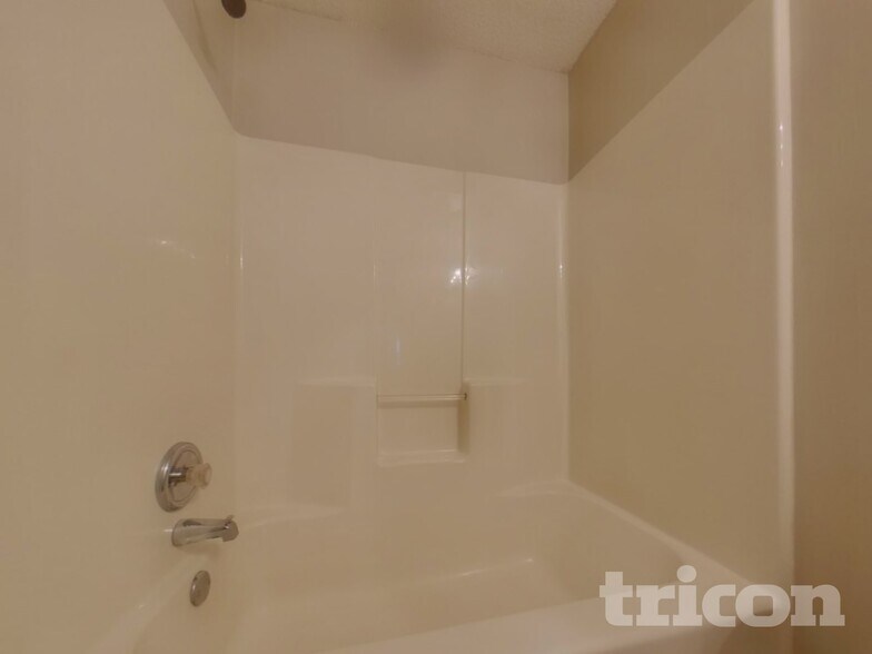 Building Photo - 693 Grandview Cir