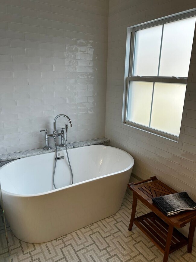 Building Photo - UNFURNISHED Beautiful Large Home Available Now on North Walnut in Fayetteville !!