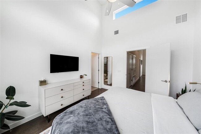 Building Photo - 814 N Bluff Dr