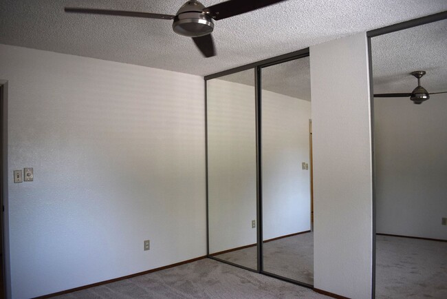 Building Photo - Freshly updated condo unit with a communit...