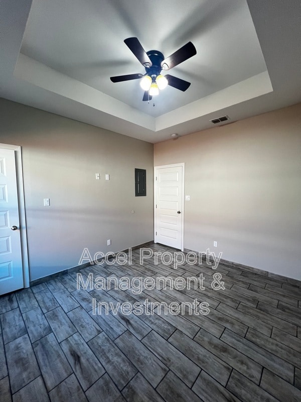 Building Photo - 1327 W Garfield Ave