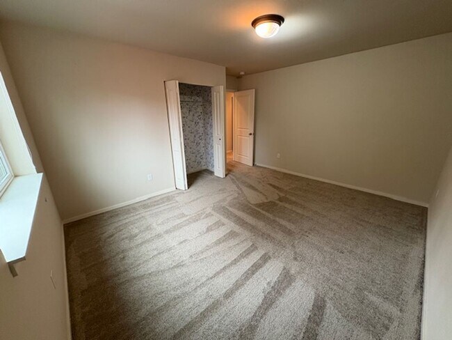 Building Photo - Beautiful 4-bedroom 2.5 bath home