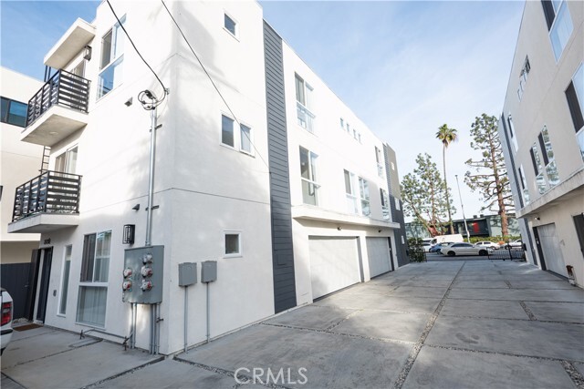 Building Photo - 2725 S La Brea Ave