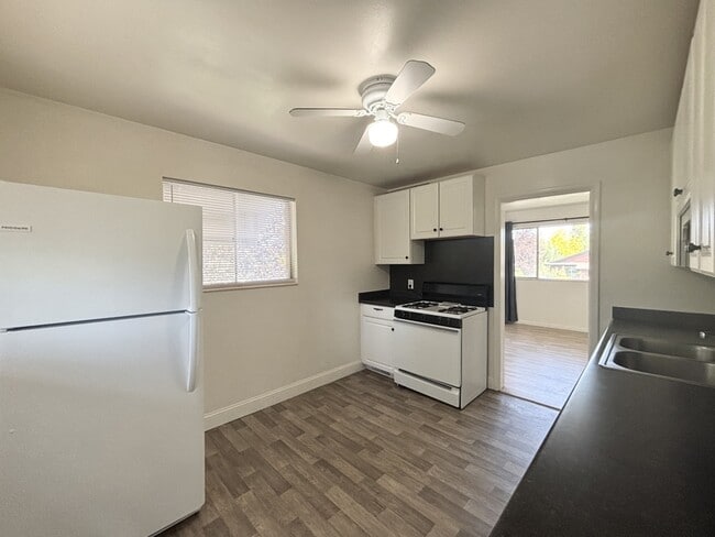 Building Photo - 80 400 S