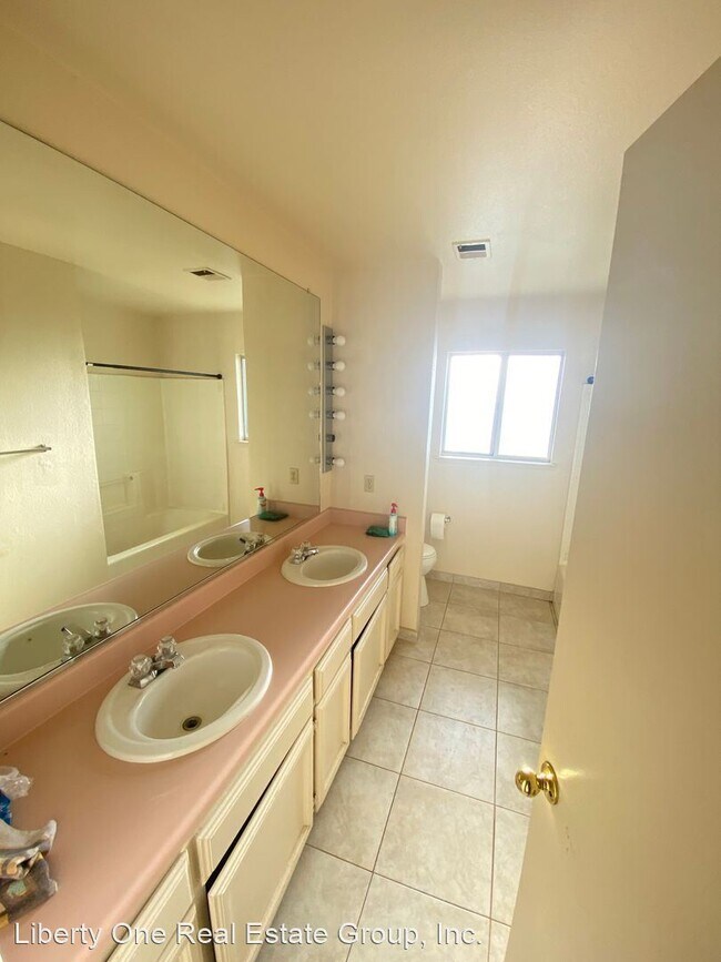 Building Photo - 3 br, 2.5 bath House - 1835 5th Pl