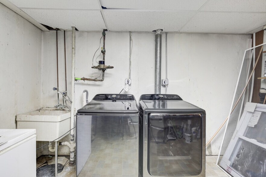 Laundry in basement - 8427 Snowden Oaks Plz