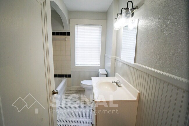 Building Photo - 7223 1st Ave S