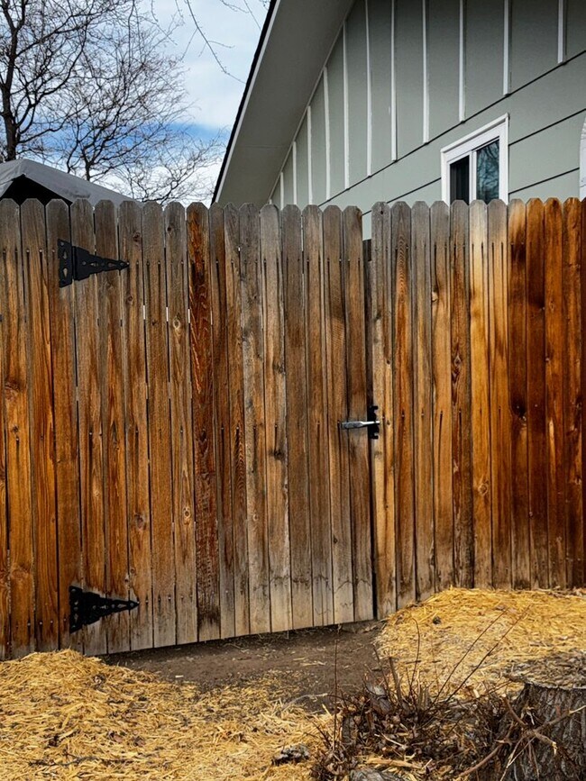 Building Photo - Clean 5 Bedroom Ranch in NW Fort Collins