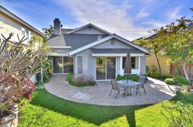 Building Photo - Spacious 3BD/2.5BA Home Available in West Clairemont!