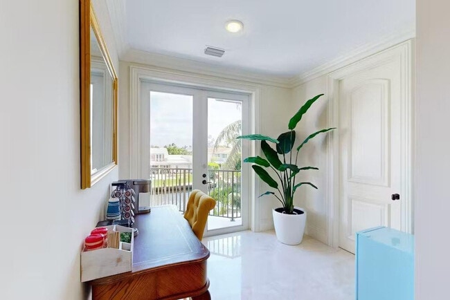 Building Photo - 3030 NE 45th St