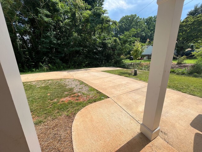 Building Photo - Beautiful 3 bedroom, 2 1/2 bathroom home i...