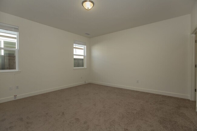 Building Photo - 4 bedroom, 2.5 bathroom home in Golden Valley.  washer/dryer/refigerator included