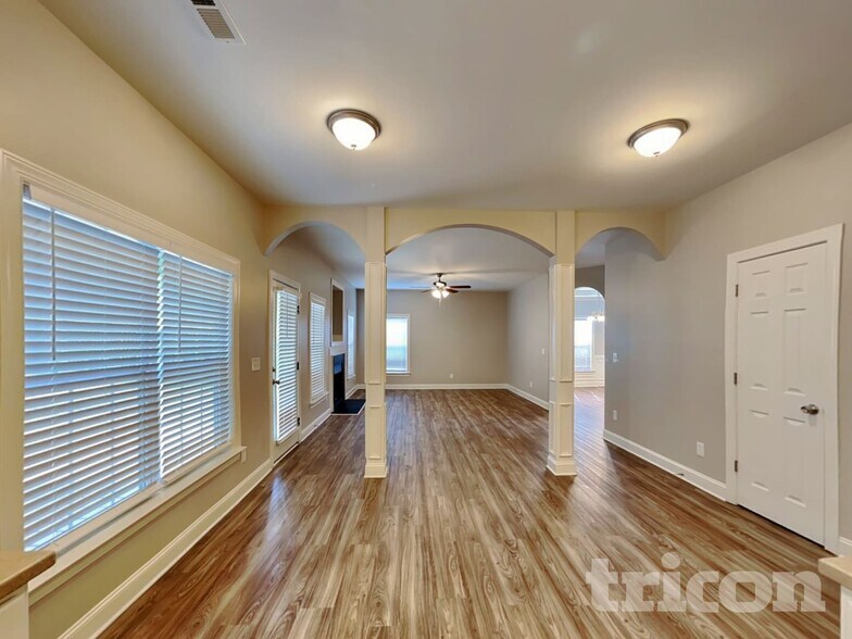 Building Photo - 1100 Bungalow Dr