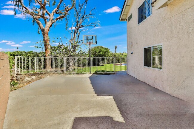 Building Photo - Tarzana 4BR w/downstairs bed + bath, POOL + basketball hoop!