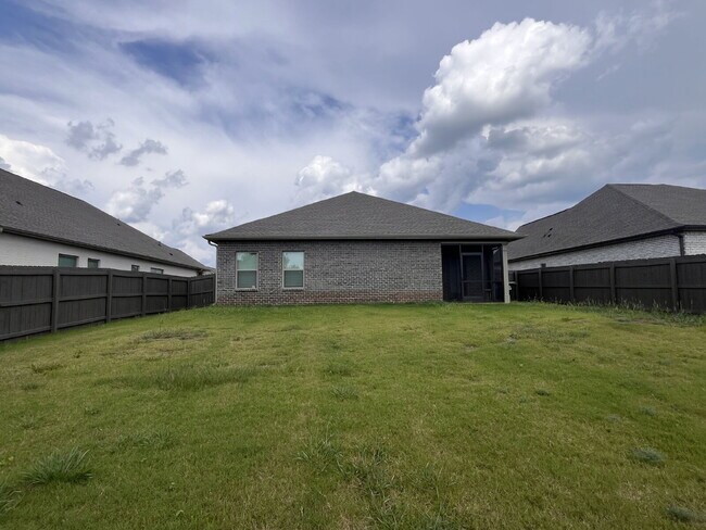 Building Photo - 14741 Greenleaf Dr