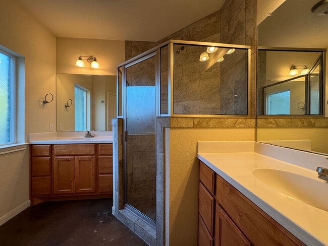 Building Photo - Duplex *LEASING SPECIAL AVAILABLE*