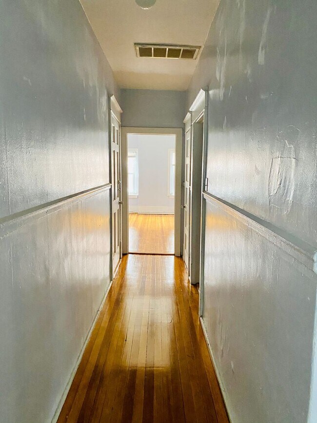 Building Photo - 119 N Robinson St