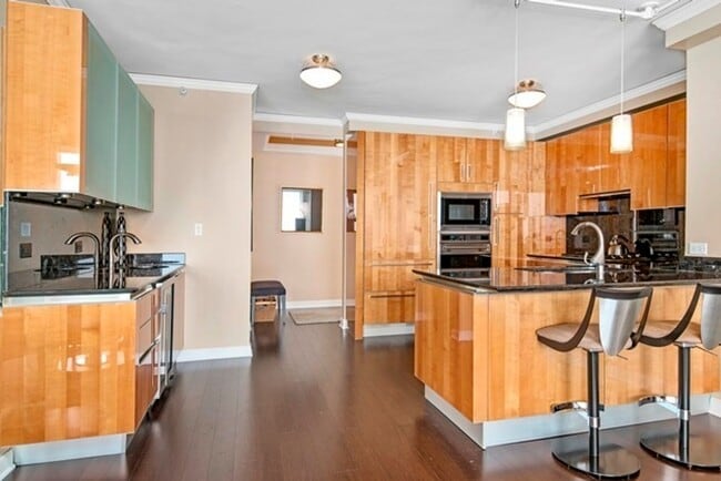 Building Photo - Stunning 3b3b Condo Unit in Highly Desired Lake Shore East