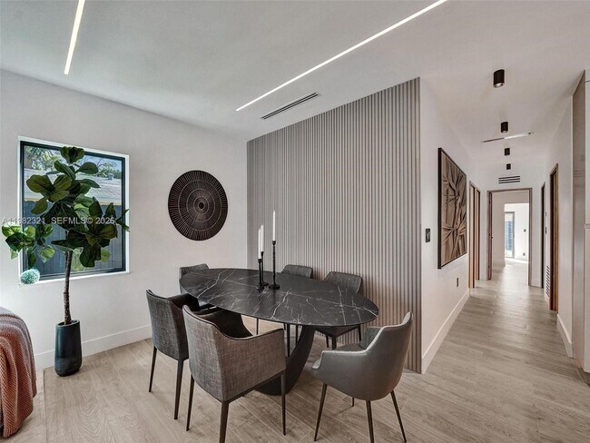 Building Photo - 2066 NE 174th St