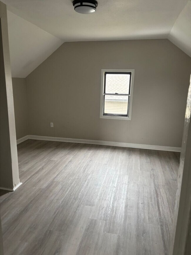 Building Photo - Section 8 Accepted! Spacious newly renovat...