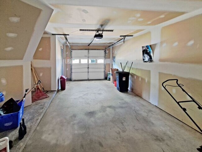 Building Photo - Charming 3-Level Brick Townhome in Waldorf...