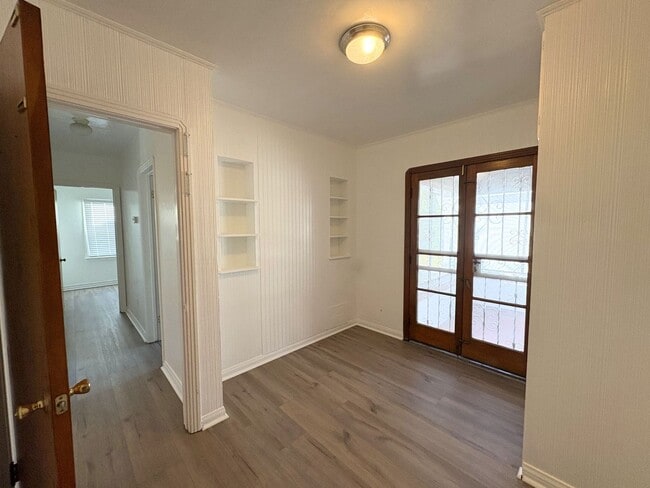Building Photo - Charming Home