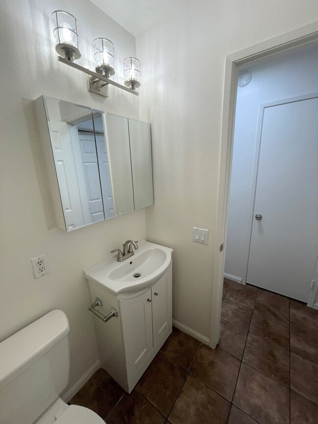 Building Photo - Centrally Located McKeon Condo
