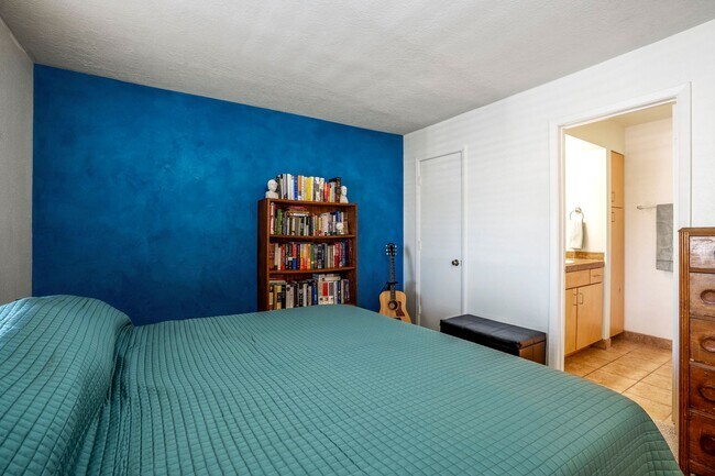 Building Photo - Light-Filled Upstairs Condo in a Prime Loc...