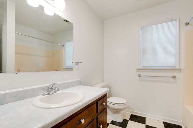 Building Photo - Charming 3 bedroom House with a Huge Yard ...
