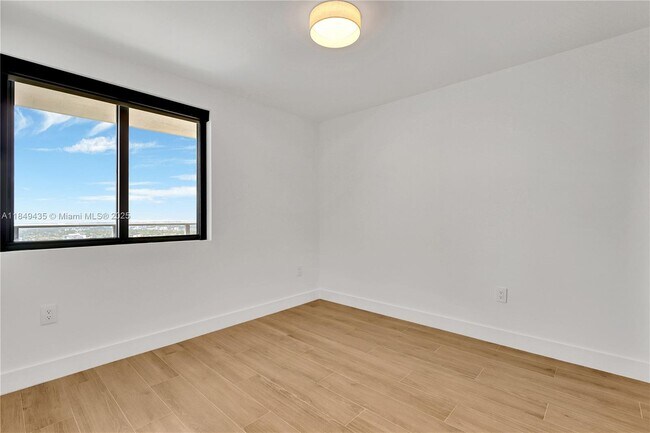 Building Photo - 700 NE 24th St