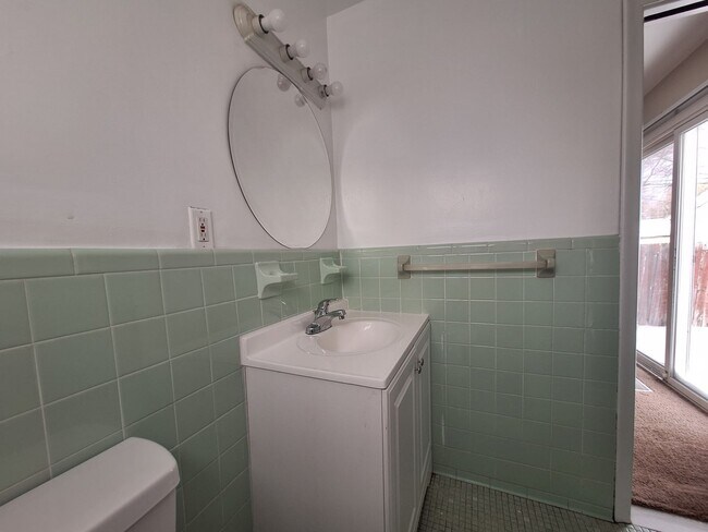 Building Photo - Charming 3 bedroom bungalow freshly updated