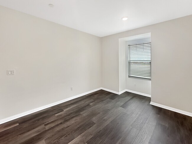 Building Photo - 27607 Sawtooth Ln